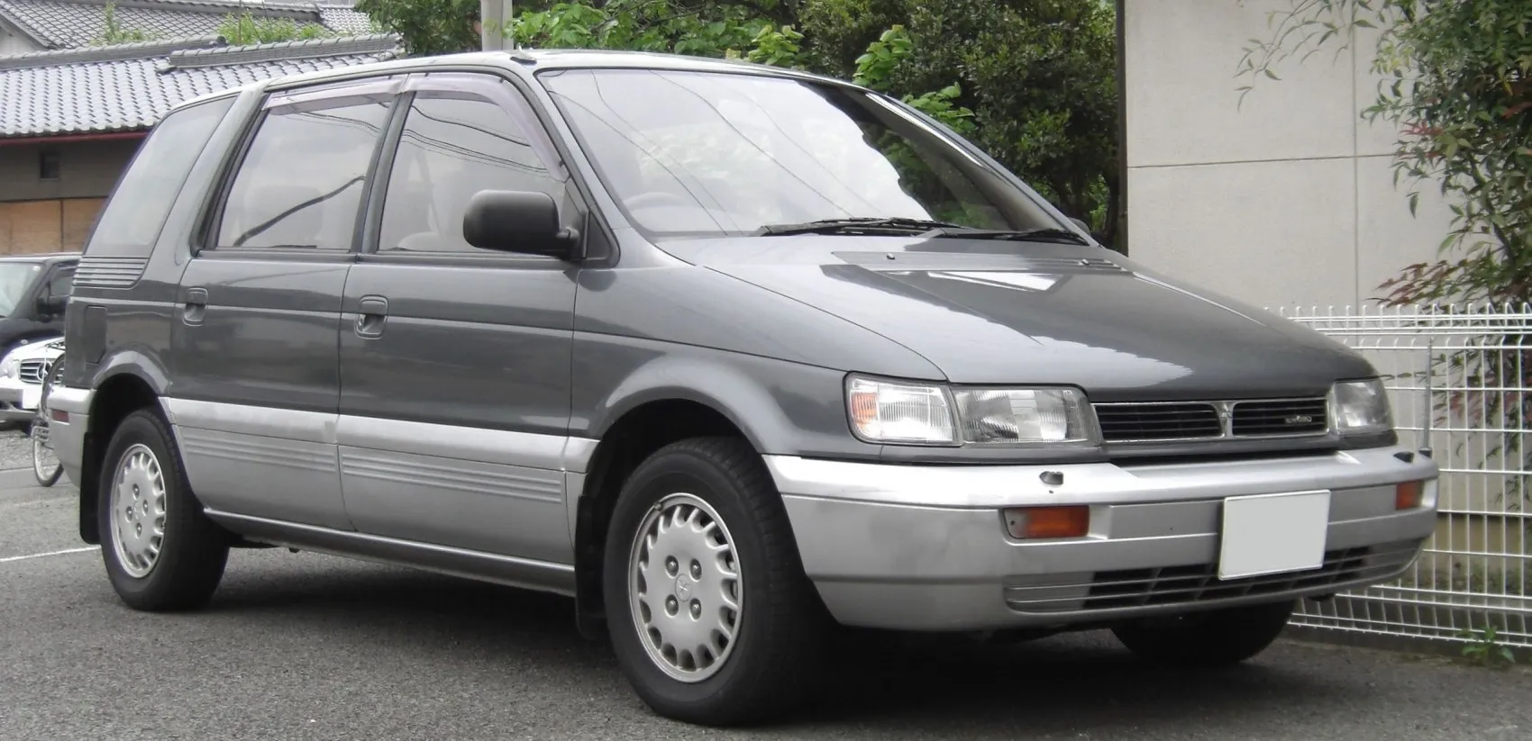 Mitsubishi Chariot E-N33W