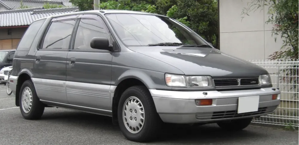 Mitsubishi Chariot E-N33W