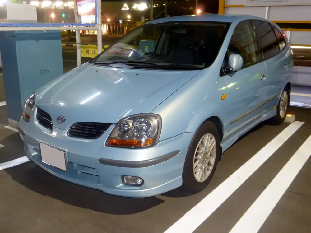 Nissan Tino V10
