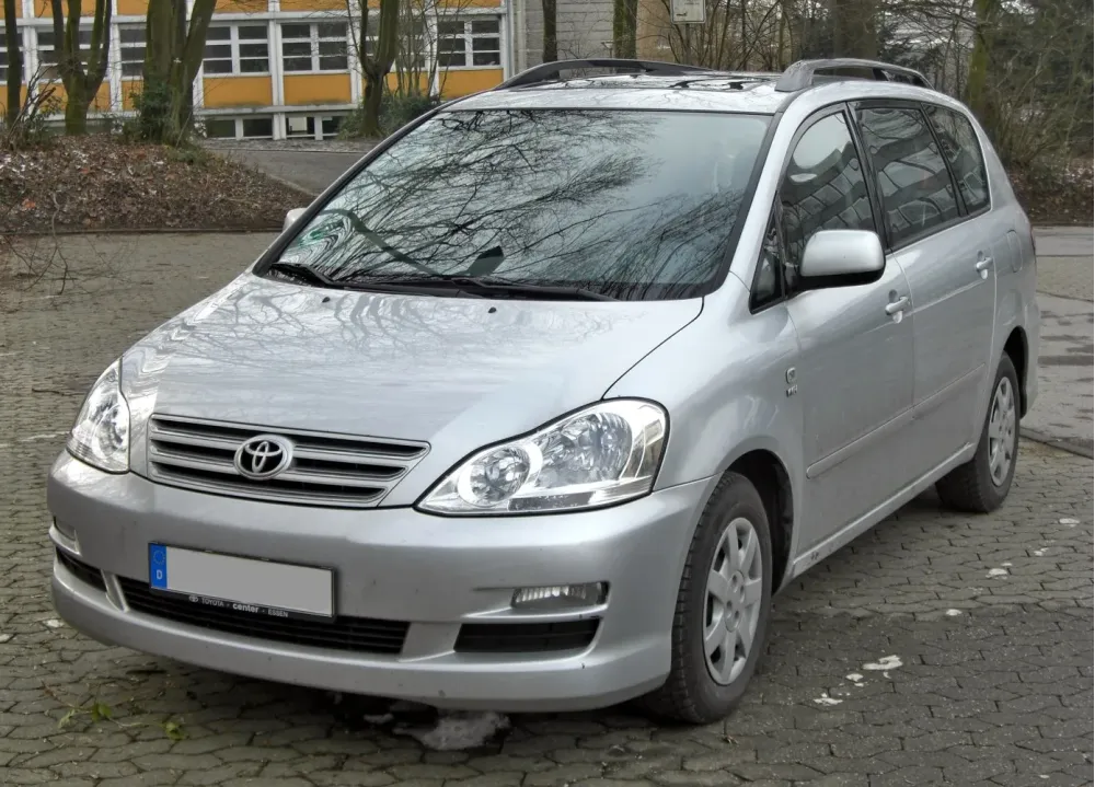 Toyota Avensis Verso facelift 2003