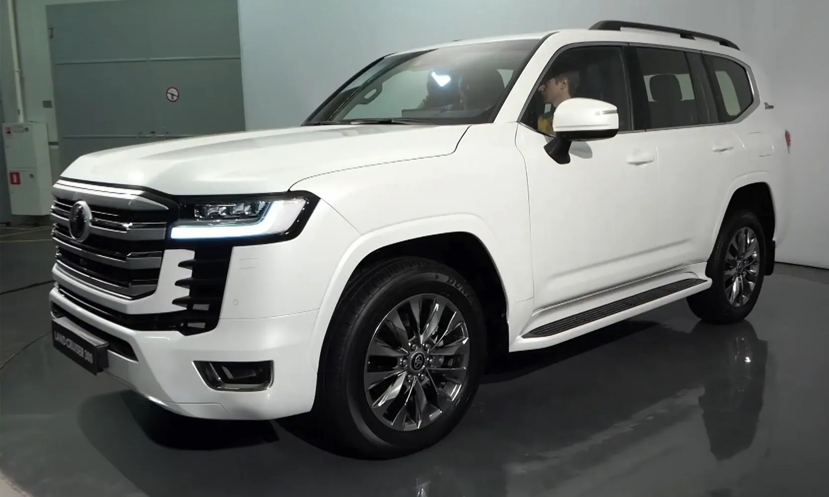 Toyota Land Cruiser J300