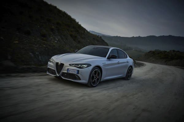 Spécifications complètes et détails techniques 2023 Alfa Romeo Giulia (952, facelift 2022) Quadrifoglio 2.9 V6 Bi-Turbo (520 Hp) Automatic