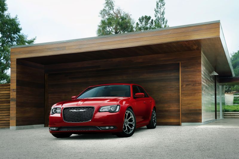 Full specifications and technical details 2015 Chrysler 300 II (facelift 2015) SRT 6.4 V8 (476 Hp) Automatic