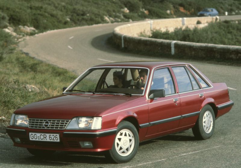 Vollständige Spezifikationen und technische Details 1985 Opel Senator A (facelift 1982) 3.0i CAT (156 Hp) Automatic