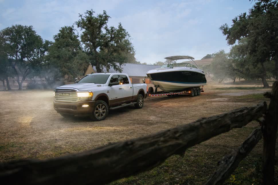 Vollständige Spezifikationen und technische Details 2019 RAM 2500/3500 Mega Cab II (DT) 3500 6.7 Cummins TD (400 Hp) 4x4 Automatic SRW