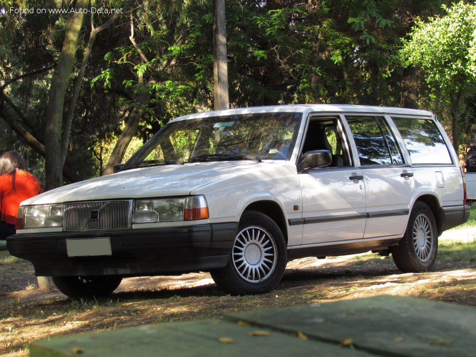 المواصفات والتفاصيل التقنية الكاملة 1992 Volvo 940 Combi (945) 2.0i (111 Hp)